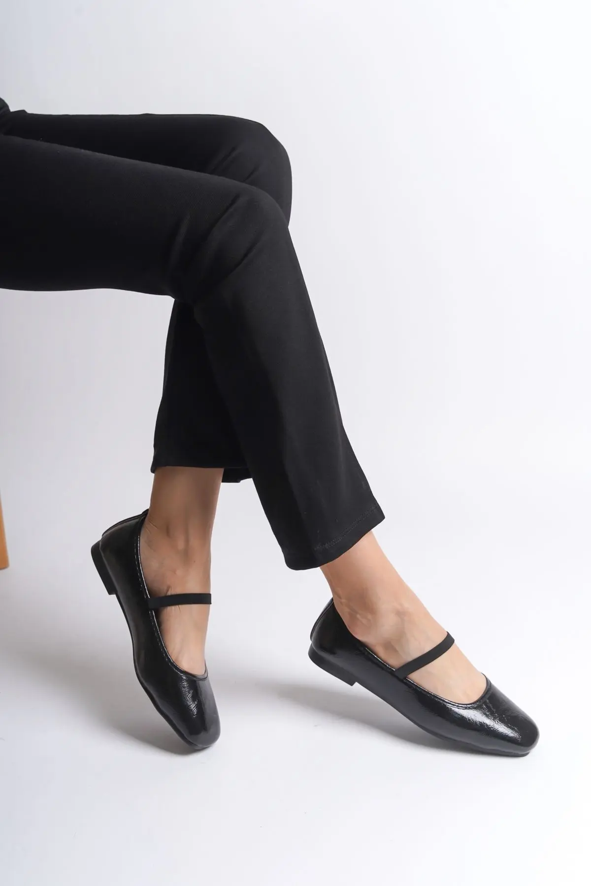 Kadın Bantlı Rugan Siyah Babet