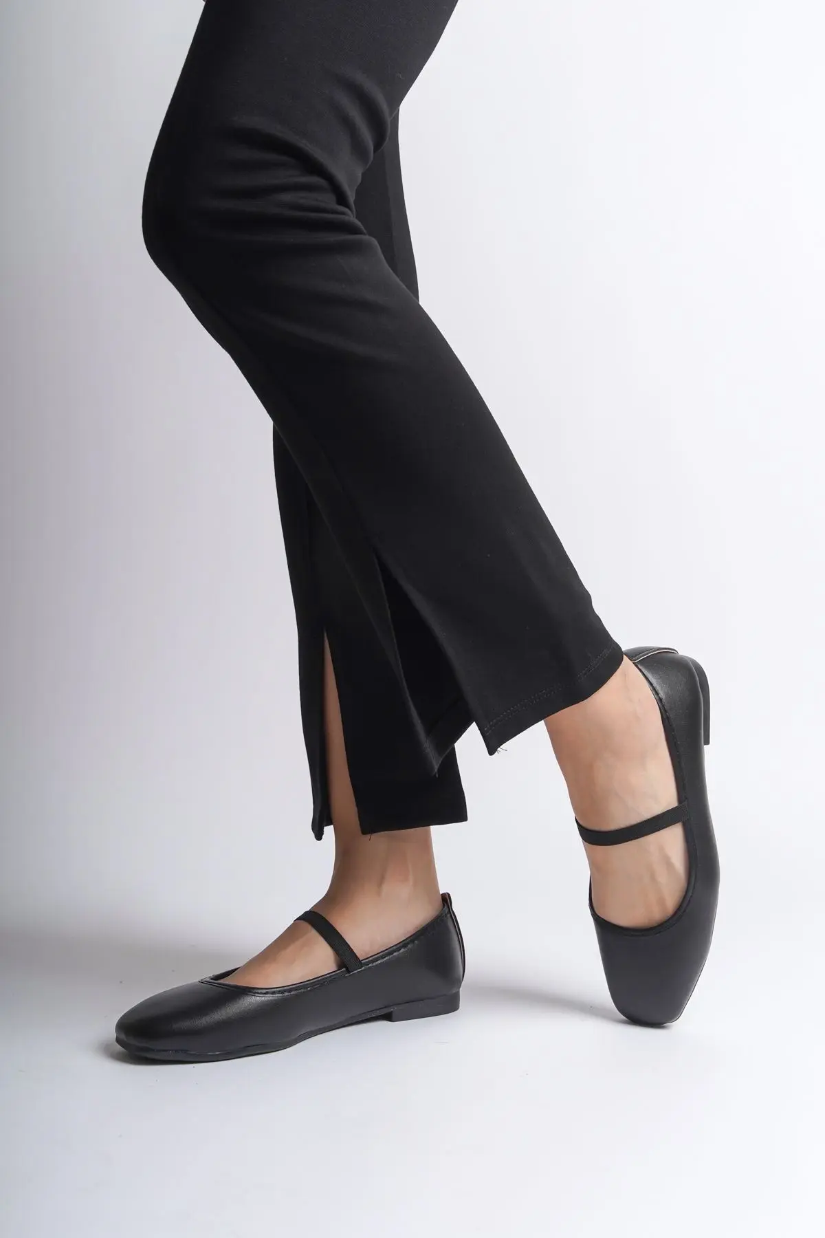 Kadın Bantlı Mat Siyah Babet