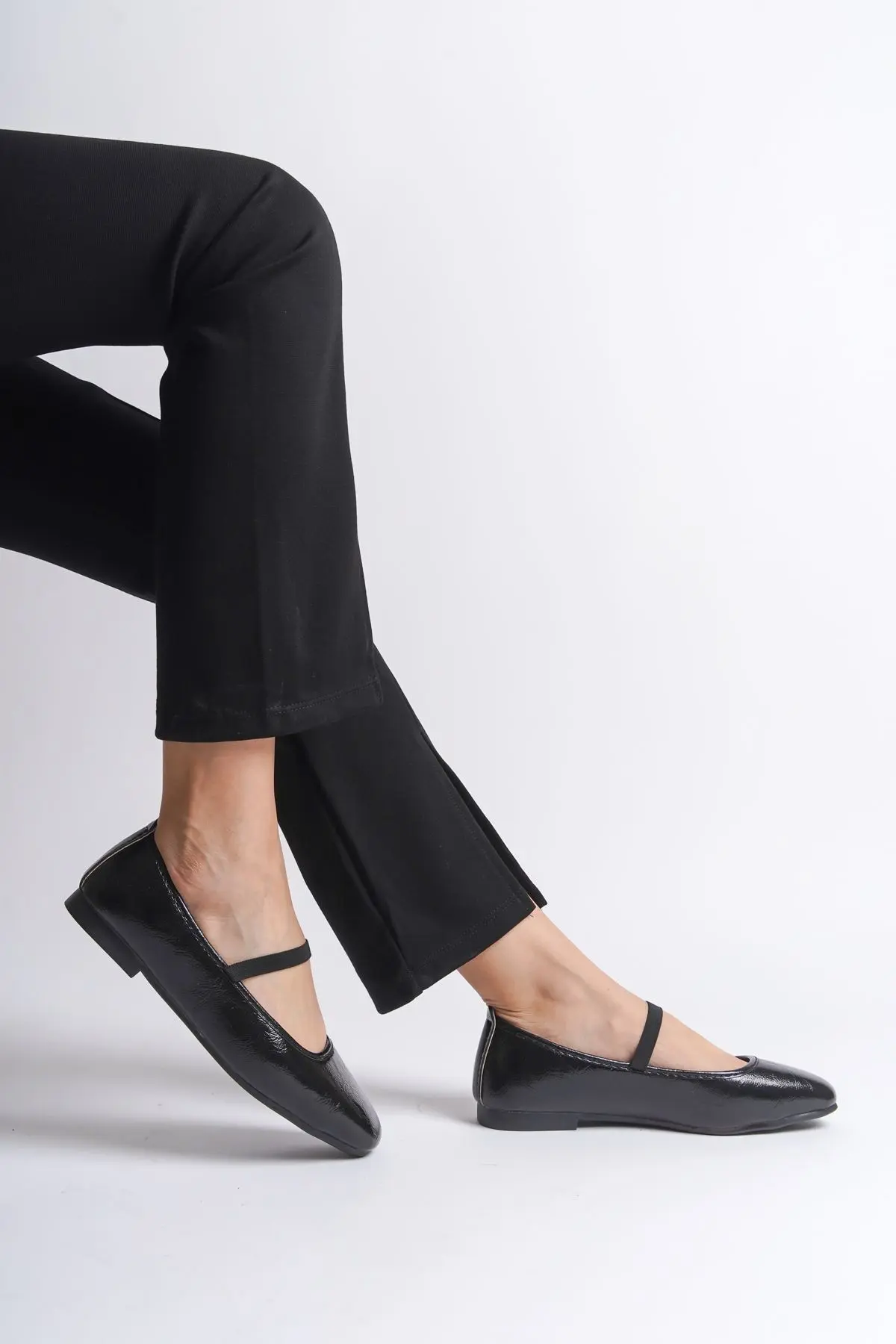 Kadın Bantlı Rugan Siyah Babet