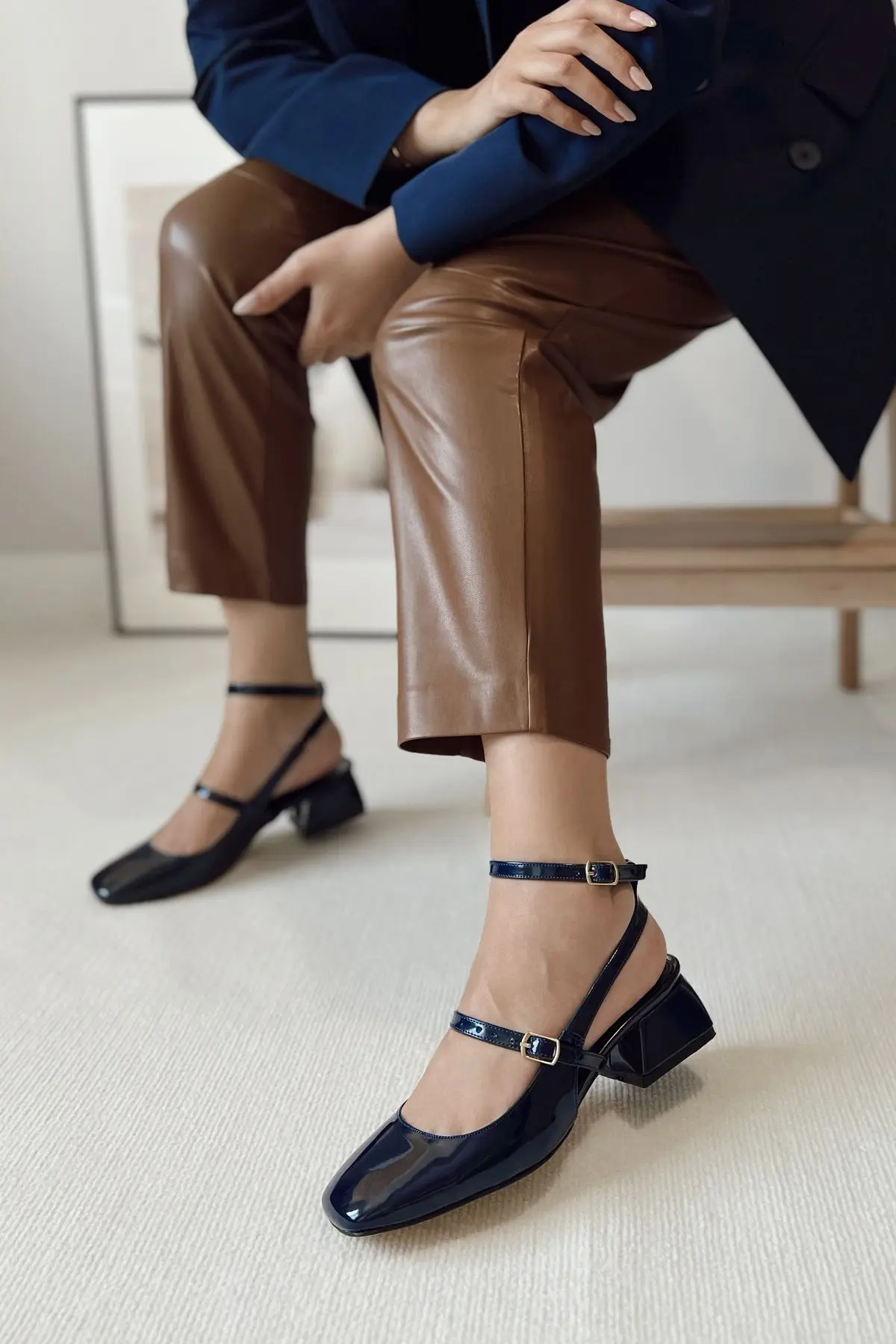 Kadın Mary Jane Lacivert Mavi Rugan Arkası Açık Kare Burunlu Baretli Kısa Blok Topuklu Ayakkabı