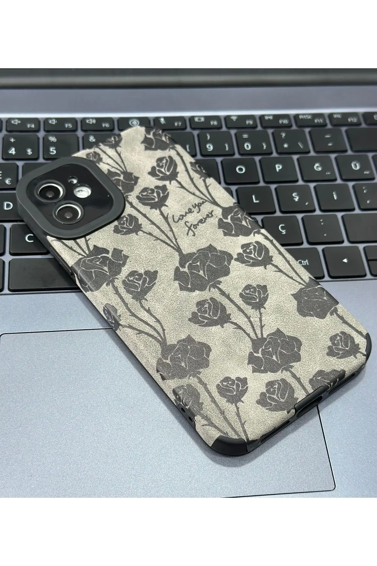 Iphone 11 Uyumlu Alcantara Gül Tasarımlı Yumuşak Silikon Kamera Korumalı Kılıf