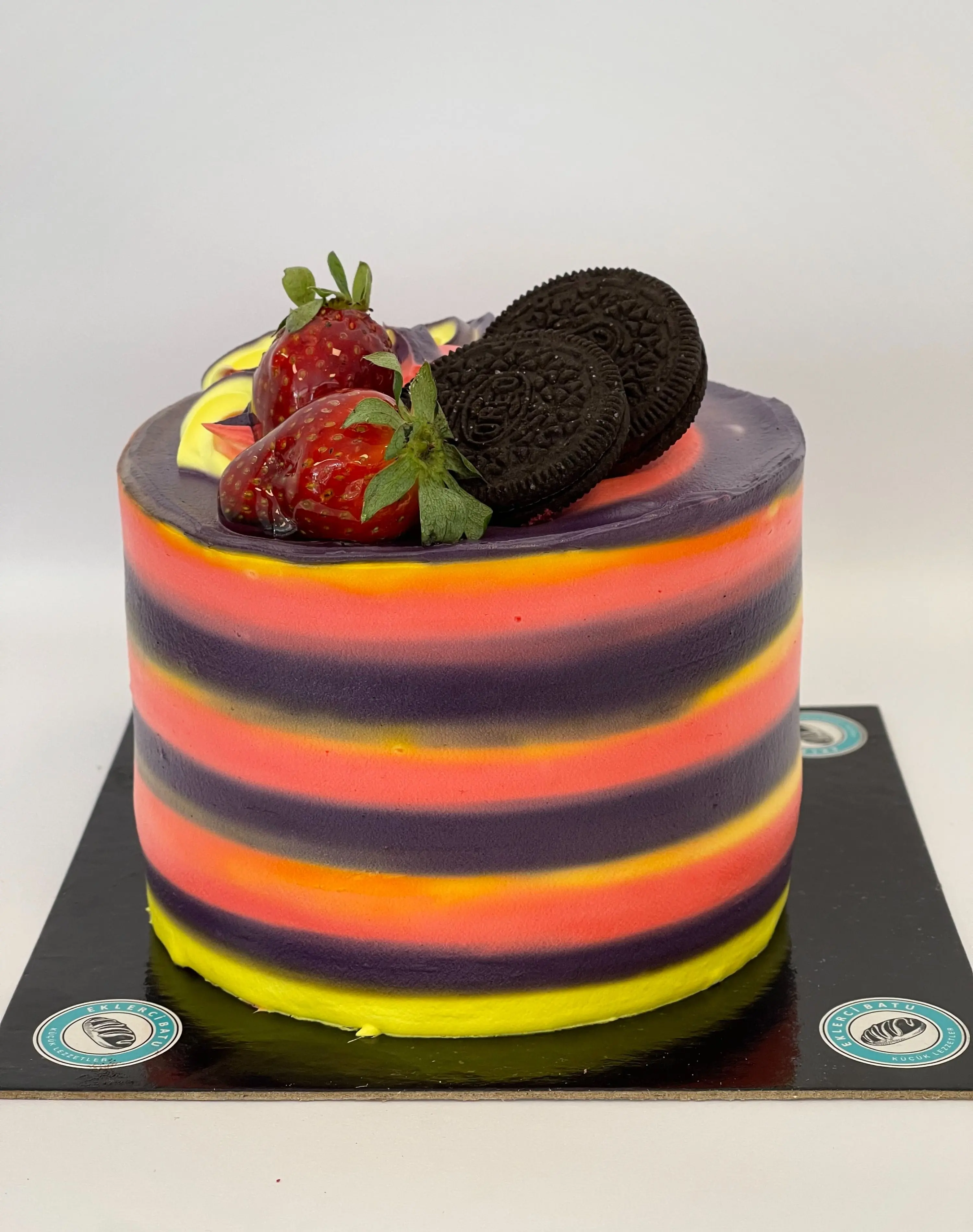 Oreolu Çilekli Pasta (4 Kişilik)