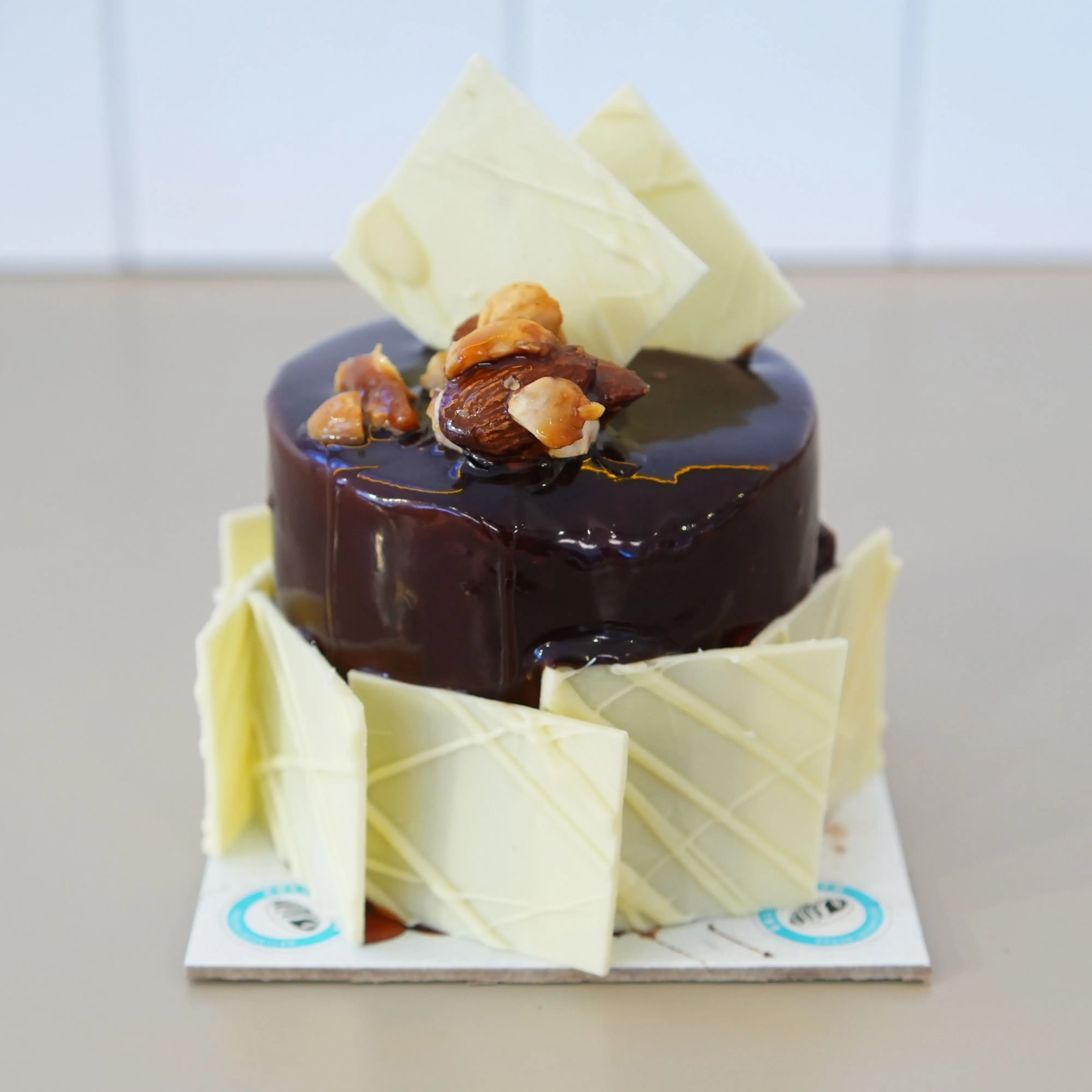 Krokanlı & Çikolatalı Yaş Pasta (4 Kişilik)