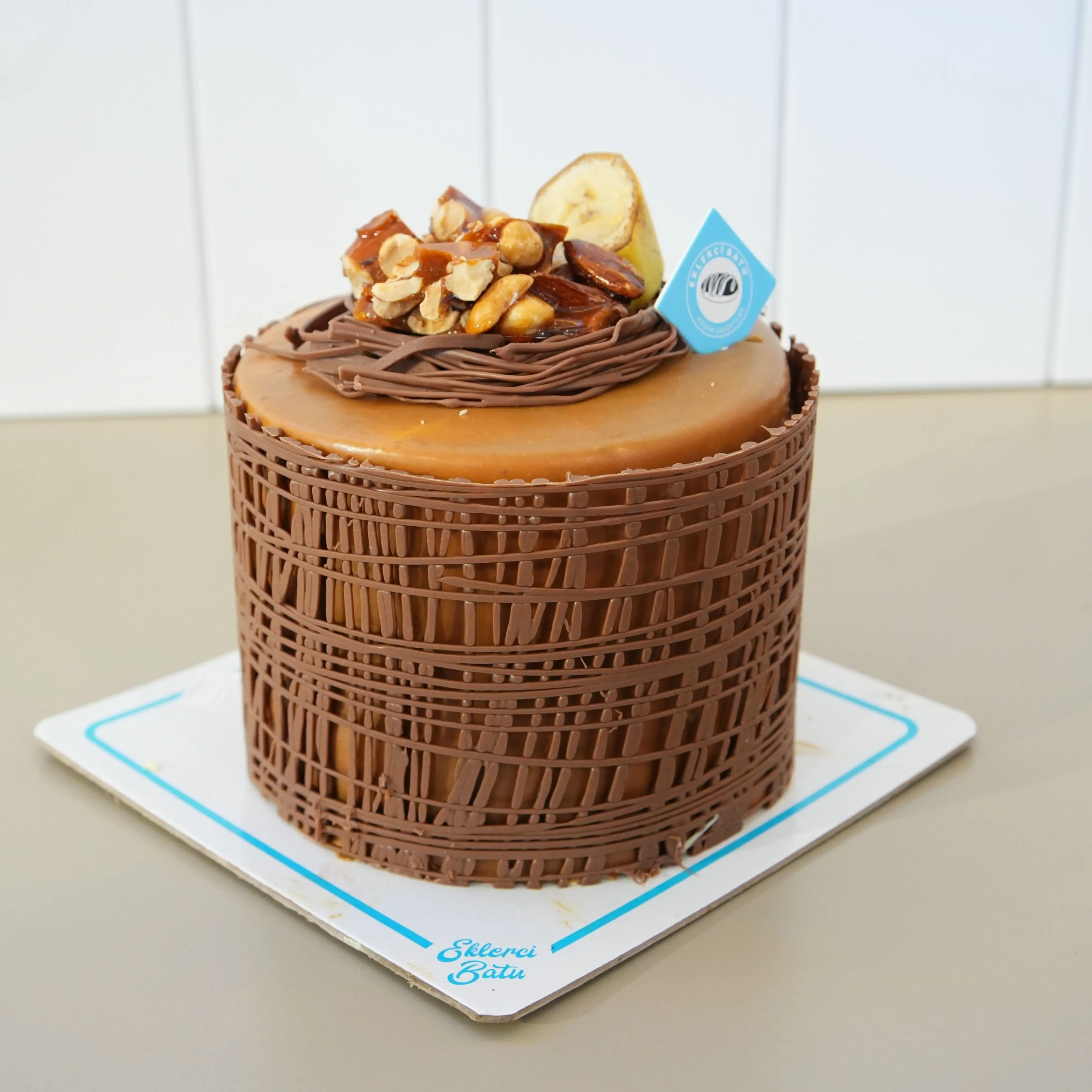 Muz & Krokanlı Yaş Pasta (6 Kişilik)