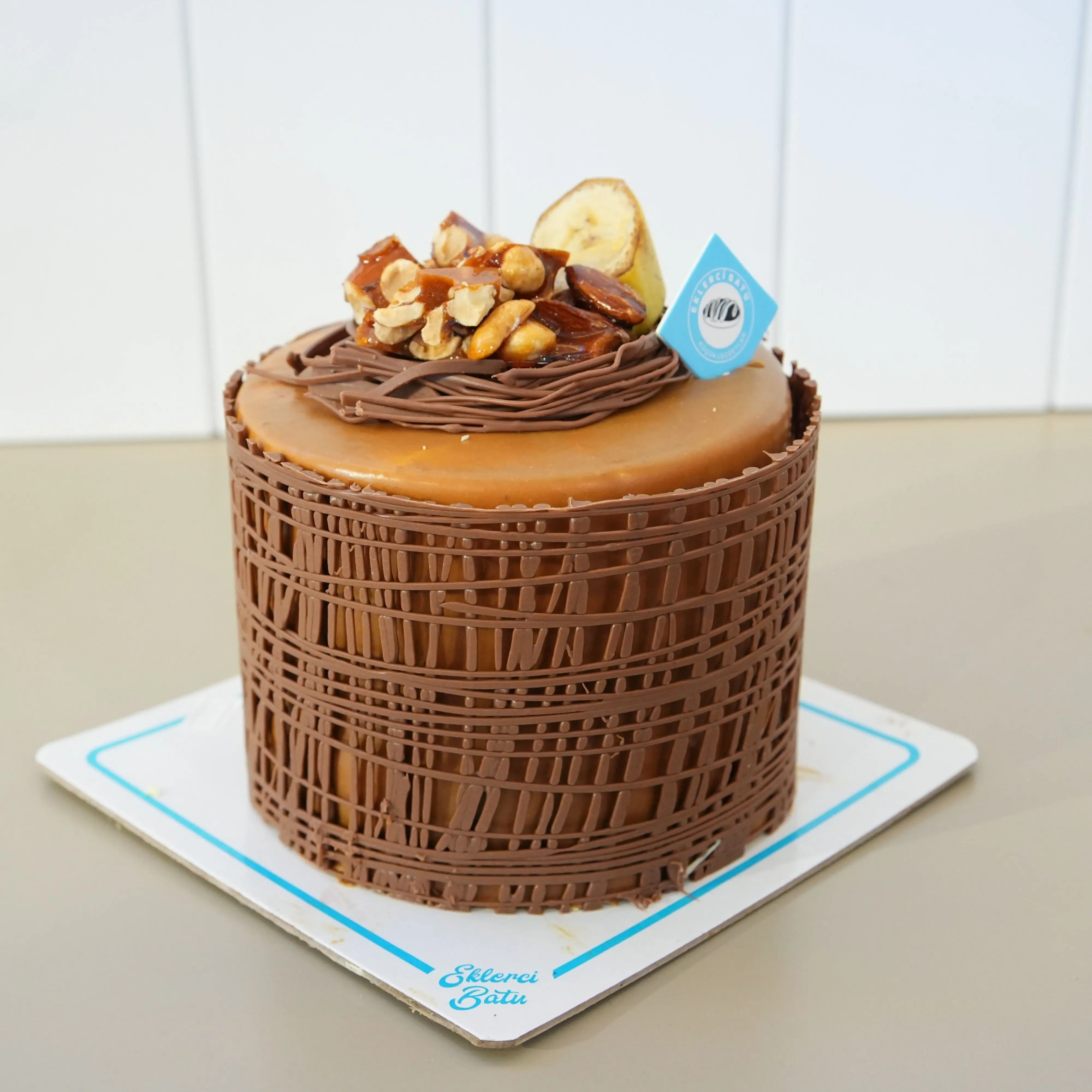 Muz & Krokanlı Yaş Pasta (4 Kişilik)