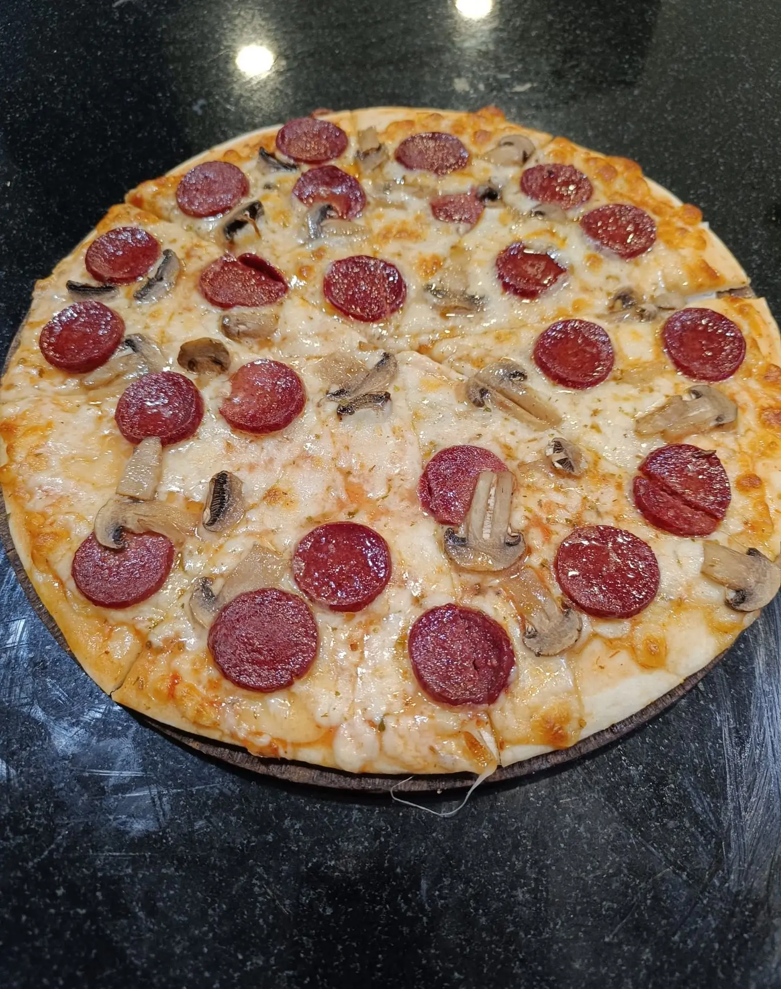 Sucuklu Mantarlı Pizza (Büyük)