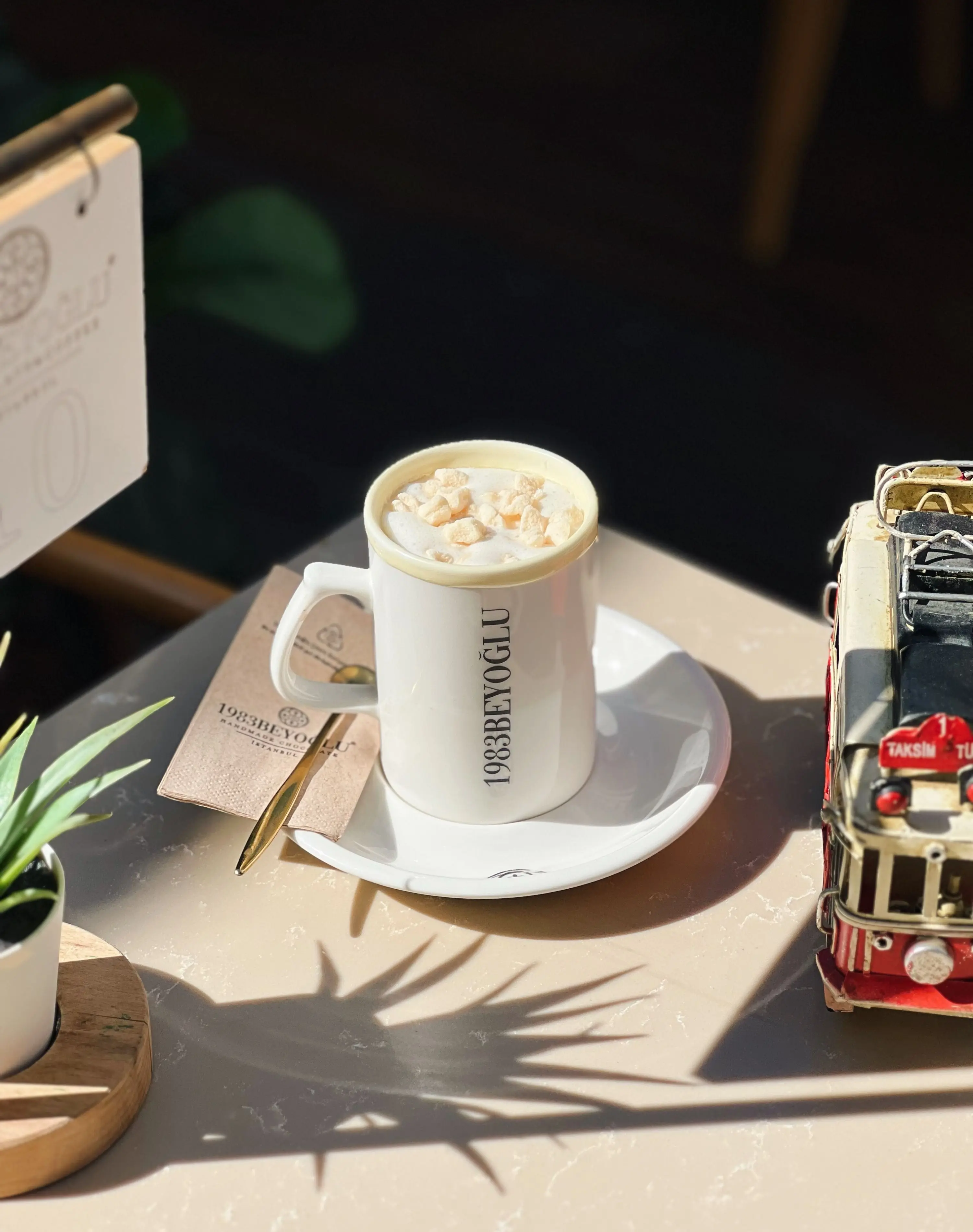 Çilekli Sıcak Belçika Çikolatası