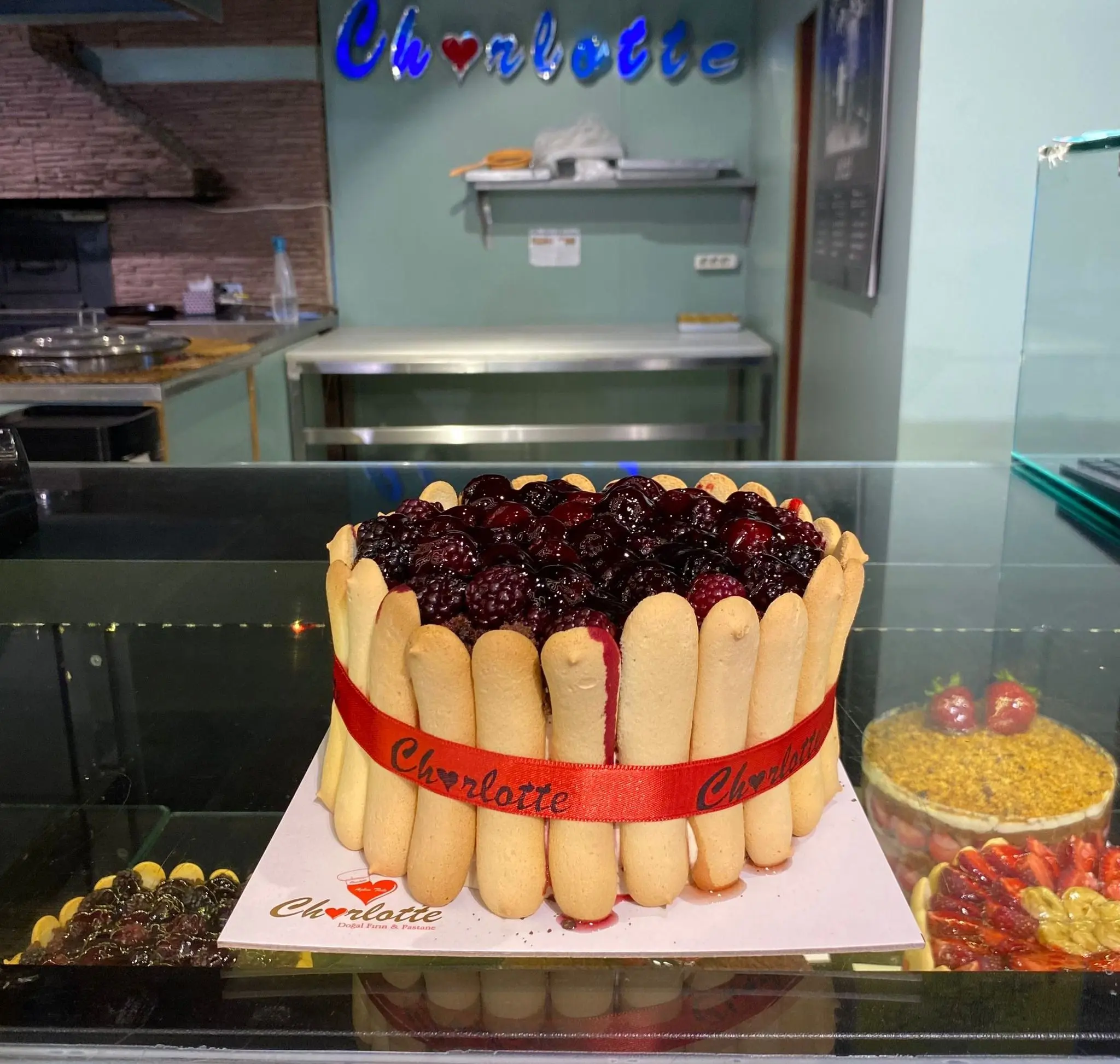 Böğürtlenli Charlot Pasta (10-12 Kişilik)