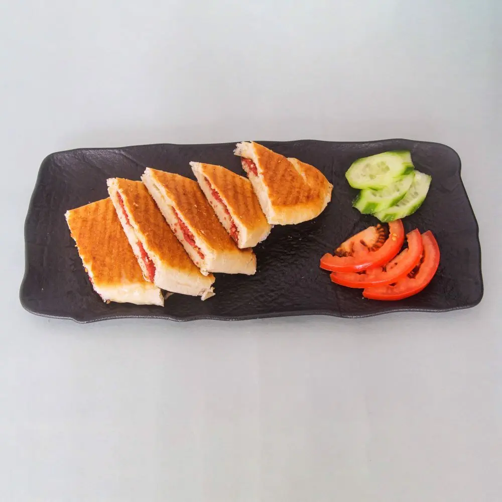 Yarım Ekmek Arası Sucuklu Cheddarlı Tost