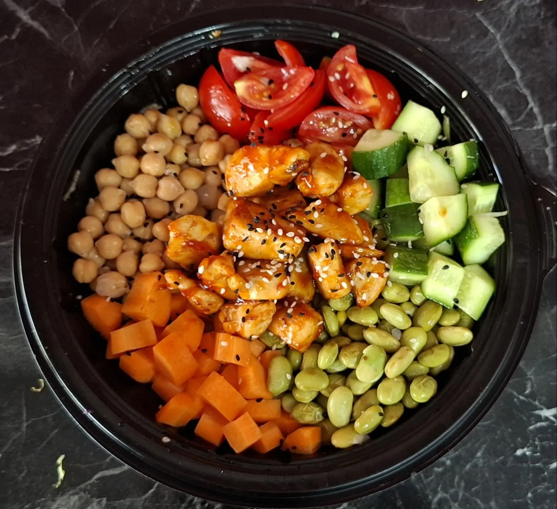 Sriracha Soslu Tavada Kızartılmış Tavuklu Bowl (Acı)