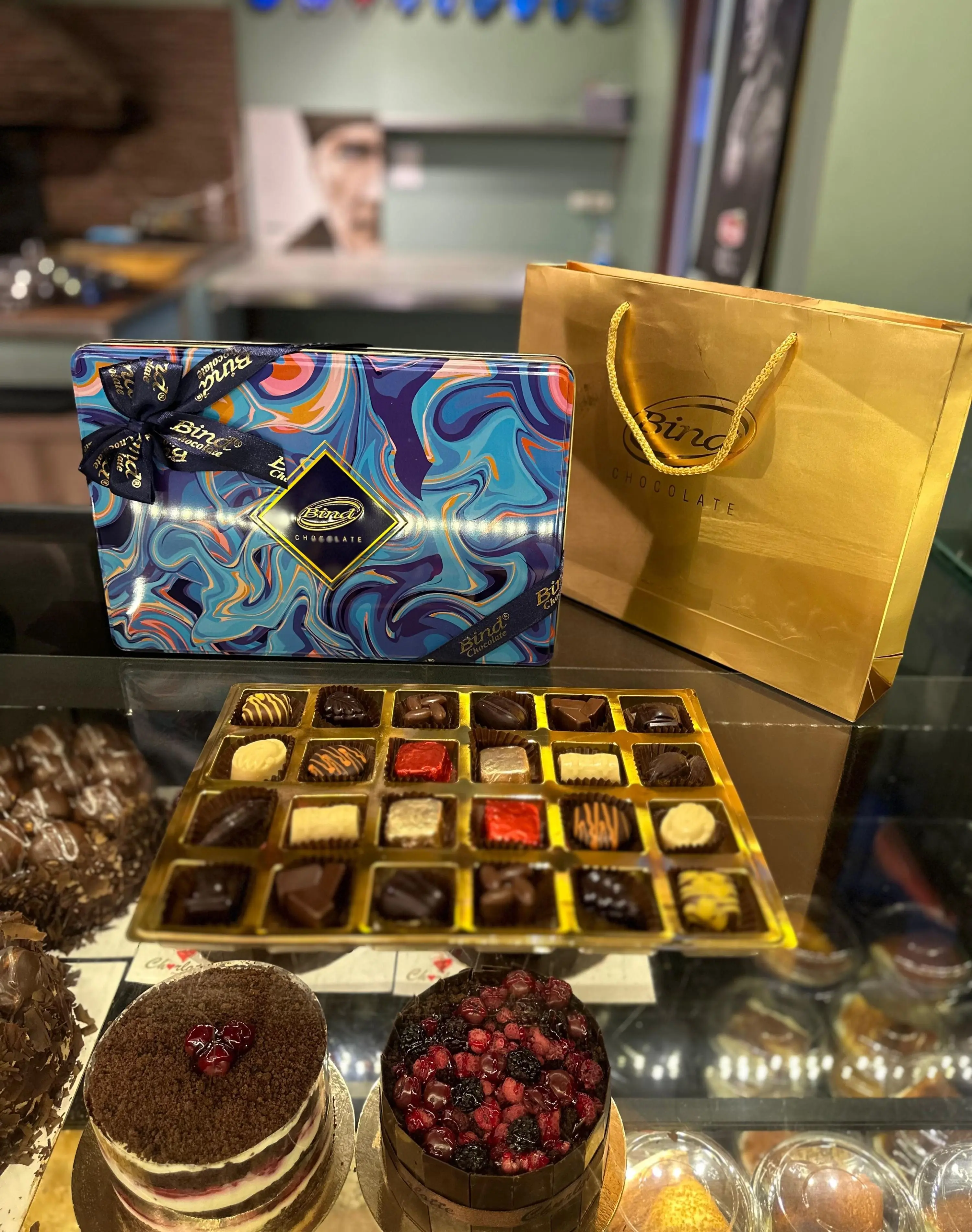 Mavi Desenli Alüminyum Kutu Çikolata (335 gr.)