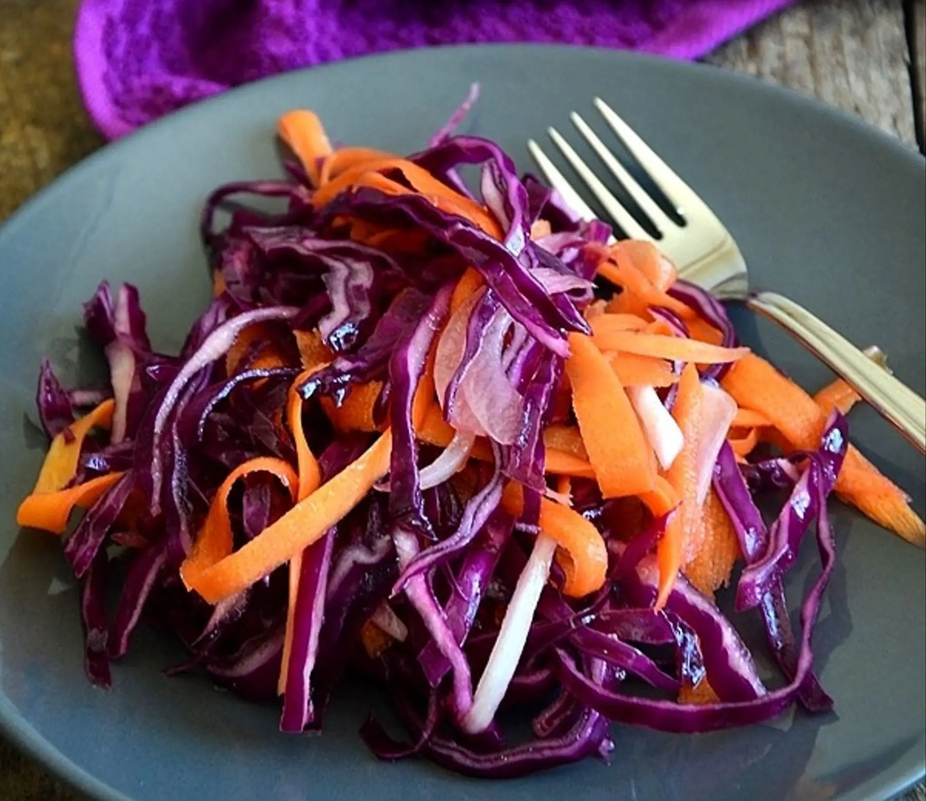 Kırmızılahana Havuç Salatası