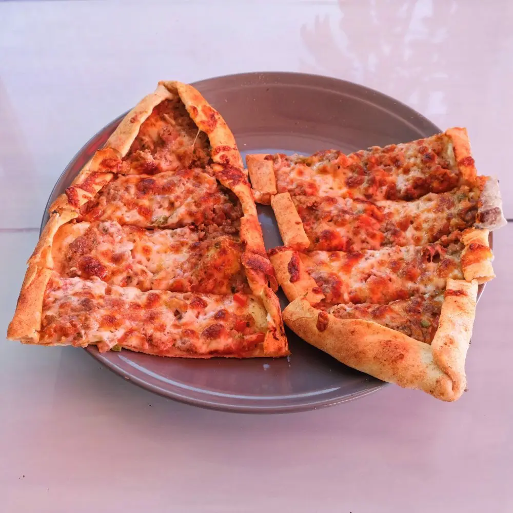 Sucuklu Yuvarlak Karadeniz Pidesi (Açık)